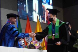 Wisuda UK Petra diikuti 516 Peserta, 165 di Antaranya Lulus Cumlaude Salah satu mahasiswa saat bersalaman dengan Rektor PCU, Prof Dr Ir Djwantoro Hardjito, dalam acara wisuda PCU ke 83, di Auditorium Gedung Q PCU, Sabtu (18/3/2023)