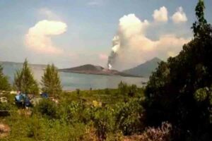 Erupsi Gunung Anak Krakatau, PVMBG: Abu Vulkanik Terlontar 500 Meter Hasil rekaman erupsi Gunung Anak Krakatau, Provinsi Lampung, Sabtu (18/3/2023) (foto: Dok PVMBG)