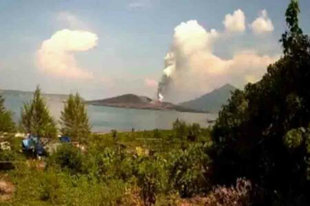 Hasil rekaman erupsi Gunung Anak Krakatau, Provinsi Lampung, Sabtu (18/3/2023) (foto: Dok PVMBG)