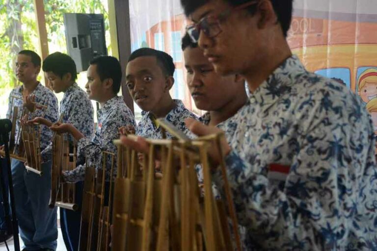 Siswa YPAB unjuk kebolehan memainkan musik tradisional angklung. (foto: Anton Kusnanto, pilar.id)