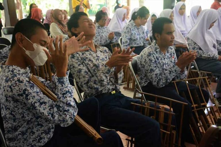 Keceriaan siswa YPAB menikmati hiburan musik oleh teman sebaya mereka dari Aksi Cinta Indonesia. (foto: Anton Kusnanto, pilar.id)