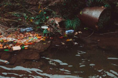 Pengelolaan limbah dan air sungai yang buruk (foto: Lisa Fotios, pexels)