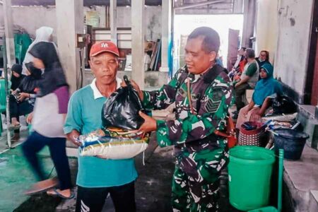 Sambut Datangnya Ramadhan, Babinsa Kampung Kusamba Bagikan Sembako untuk Warga Kegiatan bagi-bagi sembakodi Kampung Kusamba, Kabupaten Klungkung, Bali