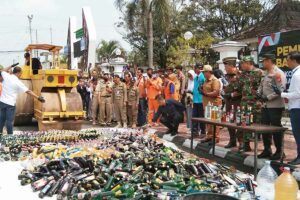 Polres Bantul Musnahkan Ribuan Miras, Petasan, dan Knalpot Blombongan Sebanyak tiga ribu miras yang berasal dari operasi cipta kondisi selama dua bulan terakhir dimusnahkan dengan cara digilas alat berat