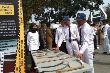 barang bukti aksi kekerasan yang melibatkan pelajar