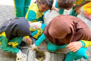 Kenalkan Pengelolaan Sampah, SD Tlogopatut 1 Kunjungi Kampung SIBA Klasik di Gresik Murid SD Tlogopatut 1 Gresik saat mempratekan pengelolaan sampah dengan cara biopori di Kampung SIBA Klasik Gresik