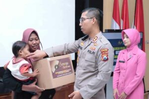 Optimis Turunkan Angka Stunting, Polres Situbondo dan Bhayangkari Canangkan Program Orang Tua Asuh Anak Stunting Kapolres Situbondo AKBP Dwi Sumrahadi Rakhmanto, saat memberikan bantuan kepada seorang ibu yang memiliki anak dengan keadaan stunting di acara launching Pencanangan Orang Tua Asuh, di Polres Situbondo, Rabu (12/4/2023)