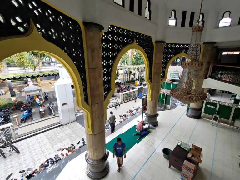 Teras masjid Jami Gresik (foto: Mamuk Ismuntoro, pilar.id)