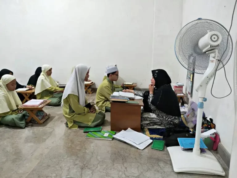 Kegiatan belajar membaca Ak Qur'an di Masjid Jami Gresik (foto: Mamuk Ismuntoro, pilar.id)