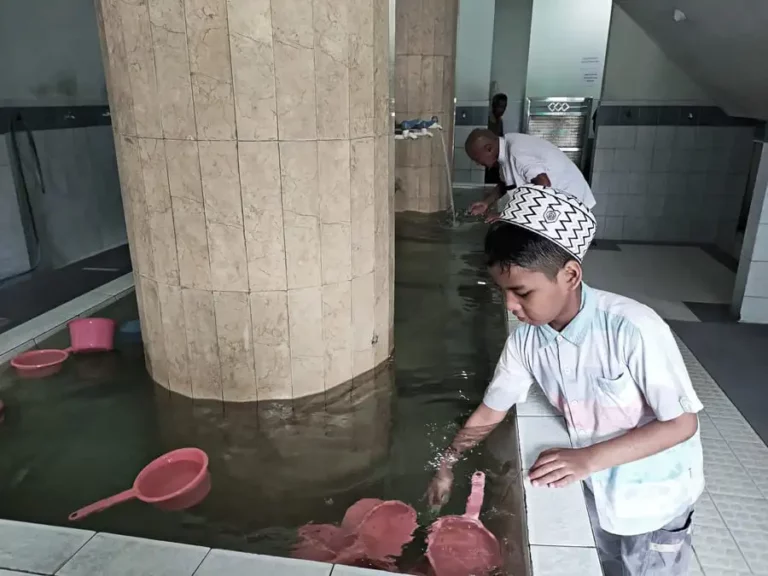 Tempat wudhu di bagian utara Masjid Jami Gresik (foto: Mamuk Ismuntoro, pilar.id)
