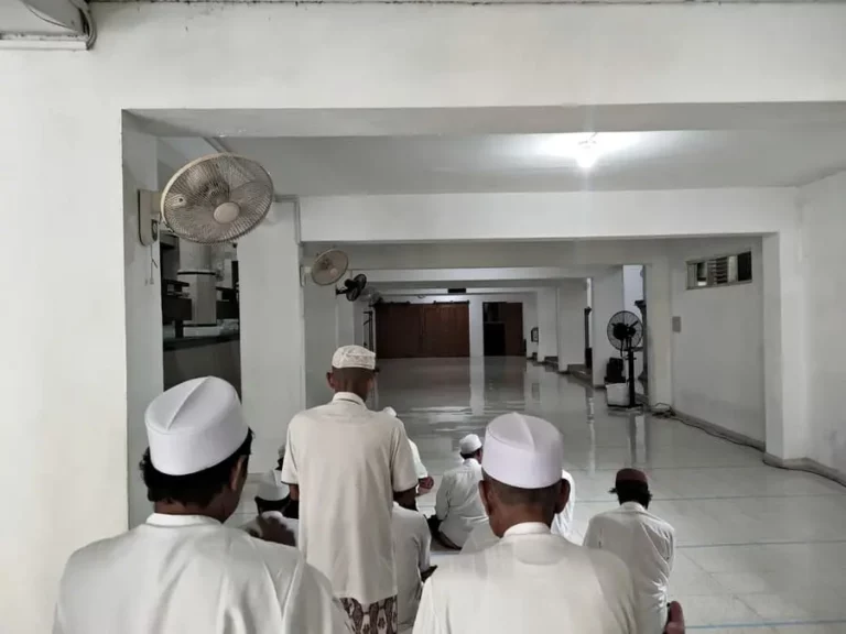 Jamaah asal Madura melaksanakan solat di lantai dasar Masjid Jami Gresik (foto: Mamuk Ismuntoro, pilar.id)