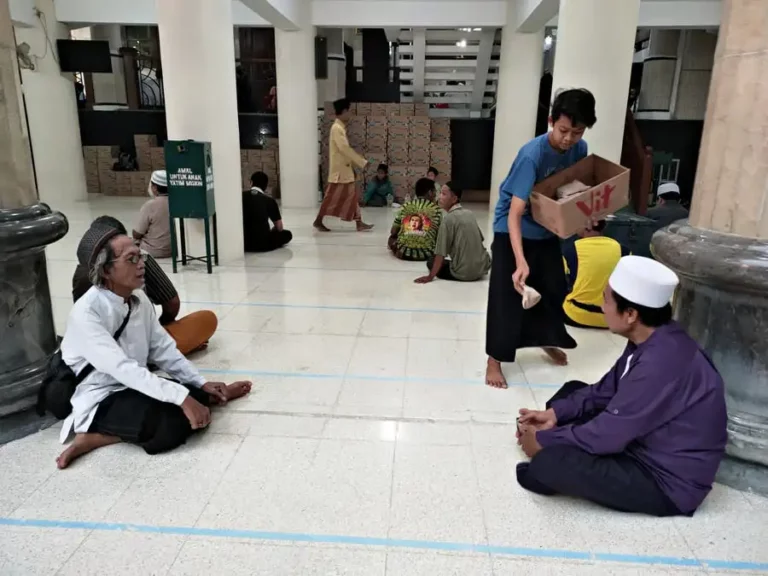 Warga mendapatkan pembagian nasi bungkus untuk berbuka puasa (foto: Mamuk Ismuntoro, pilar.id)