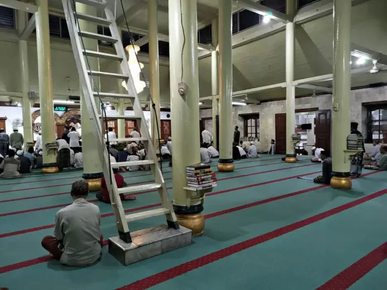 Bagian utama Masjid Jami Gresik yang sarat dengan konstruksi kayu (foto: Mamuk Ismuntoro, pilar.id)