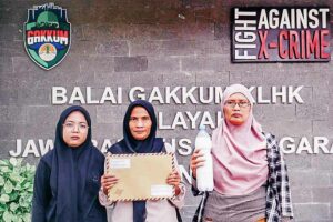 Kelompok Perempuan Lakardowo, saat mengantarkan surat aduan pencemaran limbah yang dilakukan PT.PRIA ke GAKKUM, Selasa (11/4/2023)