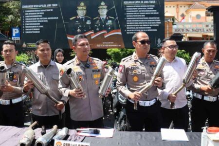 Patroli Blue Light, 164 Ranmor Berknalpot Brong Berhasil Diamankan Pihak Polresta Malang Kota, saat menunjukkan beberapa knalpot brong yang berhasil di sita, di Polresta Malang Kota, Rabu (12/4/2023)