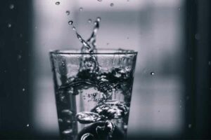 Pastikan minum air putih yang cukup saat sahur dan berbuka puasa agar terhindar dari dehidrasi (foto: Andrew Ren, unsplash)
