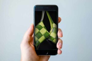Ilustrasi penggunaan ponsel saat lebaran (foto: unsplash)