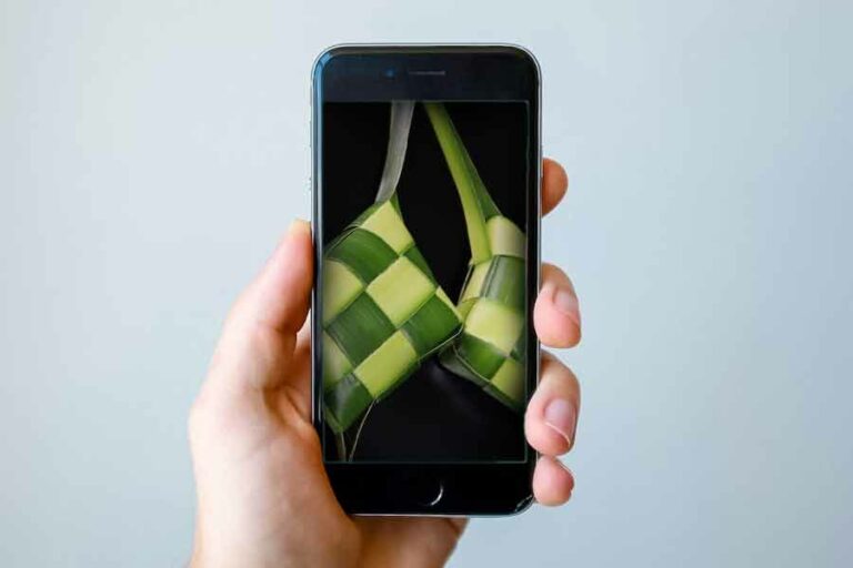 Ilustrasi penggunaan ponsel saat lebaran (foto: unsplash)