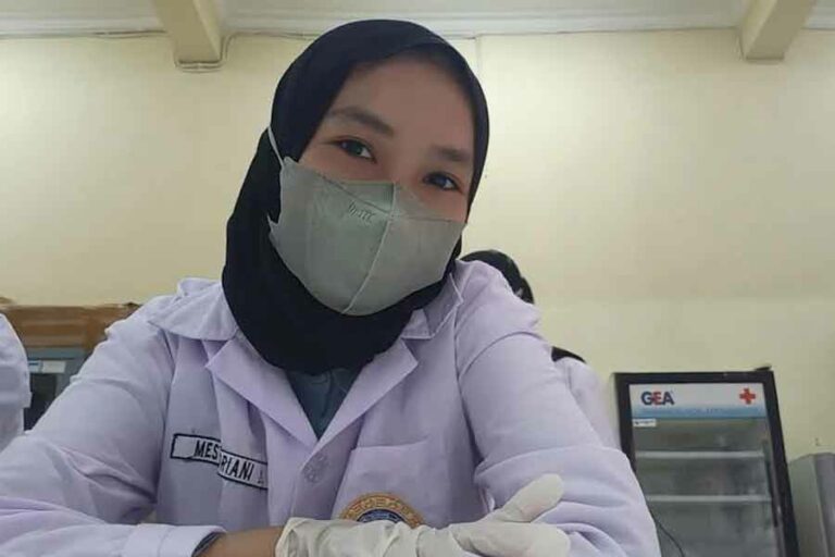 Mesy Indriani, mahasiswa asal Sumatera Barat program studi Teknologi Hasil Perikanan Universitas Airlangga