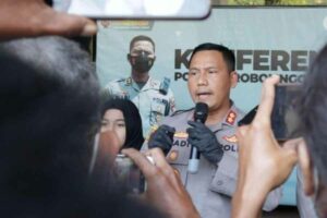Polisi Berhasil Amankan Tersangka dalam Video Viral Tawuran di Simpang Lima Probolinggo Kapolres Probolinggo Kota, AKBP Wadi Sa’bani, saat menerangkan kronologi penangkapan salah satu pelaku pengeroyokan, di Polres Probolinggo Kota, Selasa (11/4/2023)