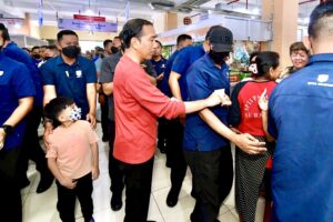 Presiden Jokowi Bersama Jan Ethes bagi-Bagi THR ke Pedagang Pasar Legi Surakarta