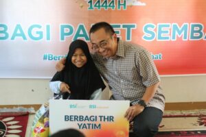 Dompet Ummat Serahkan Bantuan Bahan Pokok dan Paket Lebaran