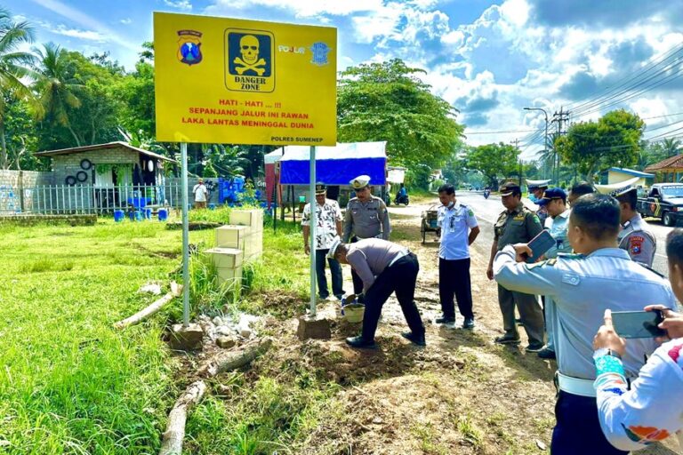 Jelang Mudik Lebaran, Polres Sumenep Pasang Tanda Rawan Kecelakaan di Sejumlah Ruas Jalan