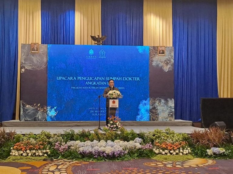 Angkatan Pertama, 22 Mahasiswa FK Ubaya Ambil Sumpah Profesi Dokter