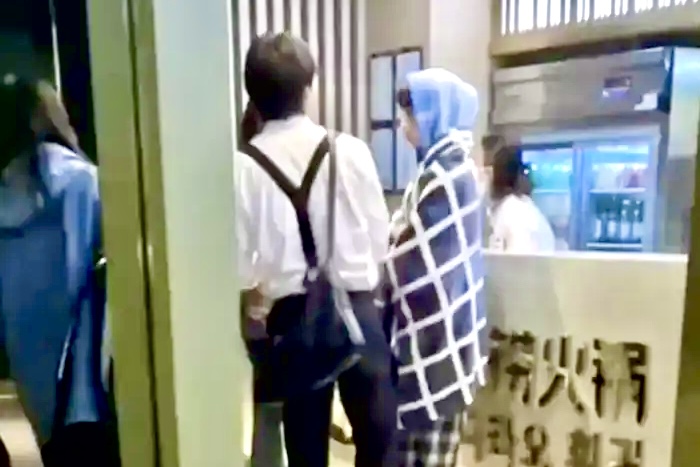 Viral, Lisa Blackpink Berbalut Selimut Masuk ke Restoran Hotpot di Korea Selatan