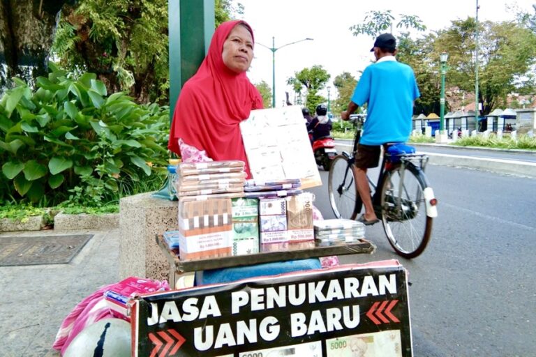 H-15 Lebaran, Jasa Penukaran Uang Receh Sudah Ramai di Jalanan
