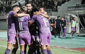 Live Score, Persib Dihajar Persita di Seperempat Babak, Teja Paku Alam Punguti Bola