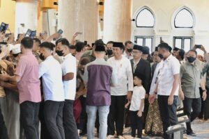 Isi Liburan, Presiden Jokowi Shalat Jumat di Masjid Sheikh Zayed Bareng Jan Ethes