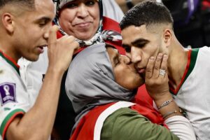 Harta Achraf Hakimi dan Kedekatan Para Pemain Maroko dengan Ibu