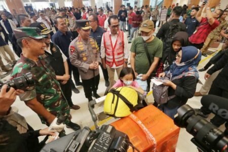 Kapolri Jenderal Listyo Sigit Prabowo, saat menyampaikan hasil tinjauannya di Bandara Internasional Juanda, Sidoarjo pada Rabu (19/4/2023). (foto : Jelita Sondang Samosir, pilar.id)