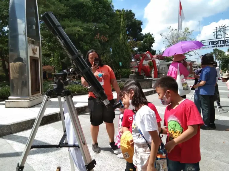 Warga Yogyakarta antusias menyaksikan gerhana matahari sebagian melalui teropong teleskop di Playground Taman Pintar (foto: Rizki Liasari, pilar.id)