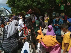 Warga Yogyakarta antusias menyaksikan gerhana matahari sebagian melalui teropong teleskop di Playground Taman Pintar (foto: Rizki Liasari, pilar.id)