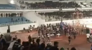 Rusuh Suporter PSIS dan PSS Sleman Saling Lempar di Tribun Stadion, Netizen: Keputusan FIFA Tepat Batalkan Piala Dunia U20