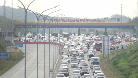 GT Kalikangkung Mulai Padat Merayap Kendaraan Pemudik dari Jakarta