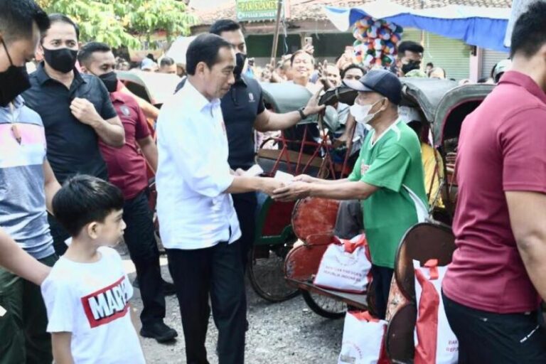 Terkejut Bertemu Presiden dan Ibu Negara, Sejumlah Warga Solo Terima Bantuan