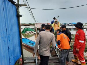 Bangunan Roboh Dihantam Angin Kencang di Tepi Sungai Kapuas