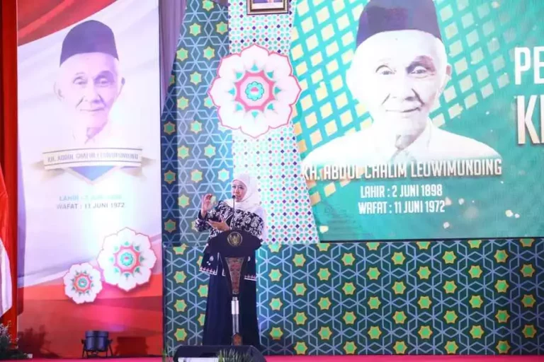 Gubernur Khofifah saat membuka seminar nasional pengusulan gelar pahlawan nasional KH. Abdul Chalim Leuwimunding di Islamic Center