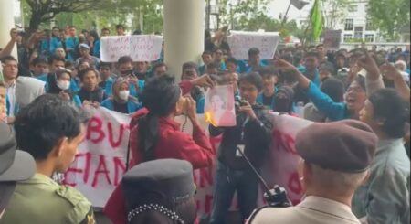 Aksi Tolak Perppu Ciptaker di Kalbar, PDIP Sesalkan Pembakaran Foto Puan