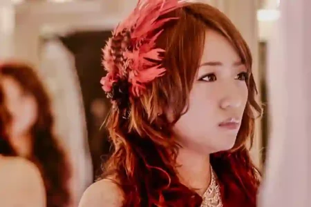 Minami Takahashi: Mantan Anggota AKB48 dengan Perjalanan Karir yang Inspiratif Penampilan Minami Takahashi dalam music video Jane Doe. Singel debutnya ini dipakai sebagai lagu pembuka drama televisi Saki. (foto: Dok Universal Music Japan)