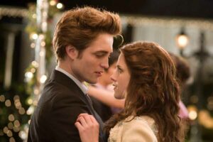 Kristen Stewart dan Robert Pattinson dalam film Twilight (2008)