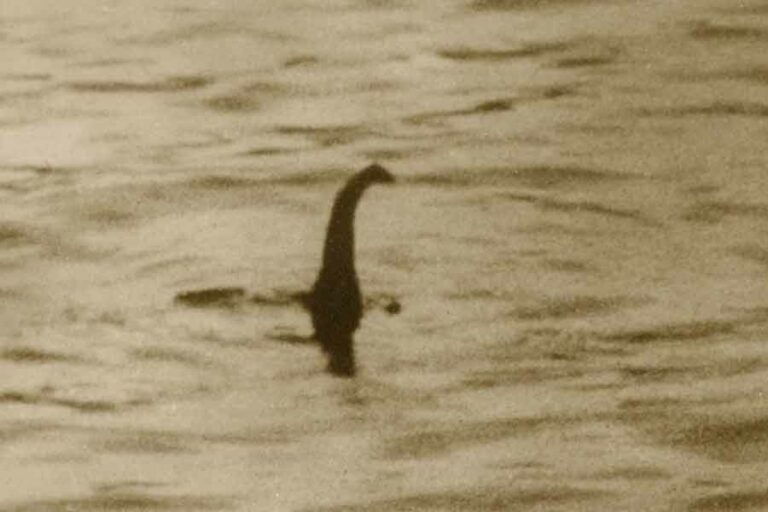 Hari ini Dalam Sejarah, Hoax Nessie Monster Loch Ness Mencuri Perhatian Dunia Nessie, Monster Loch Ness, 1934. (foto: Dok Britannica)