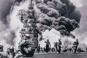 Kondisi USS Bunker Hill yang terbakar