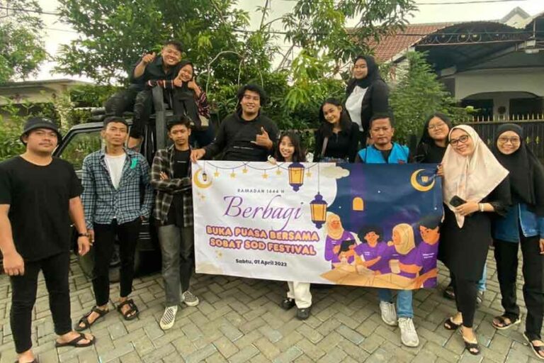 Bertemu di Konser SOD, Anak-anak Muda Ini Berbagi Menu Buka dan Santuni Anak Yatim Foto bersama komunitas Sound of Downtown (SOD), usai kegiatan sosial membagikan menu buka puasa