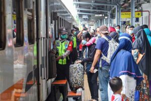 Update Penjualan Tiket Kereta Api per 16 April 2023 Rata-rata okupansi KA Jarak Jauh sepanjang 14 hingga 18 April 2023 masih 67 persen. Sementara okupansi KA Jarak Jauh 26 April sampai 2 Mei 2023 masih 53 persen.