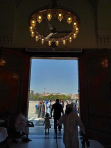 Gerbang masuk Masjid Quba dengan daun pintu yang besar. (foto: Anton Kusnanto, pilar.id)