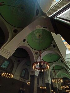 Detil ornamen menghisai atap Masjid Quba. (foto: Anton Kusnanto, pilar.id)